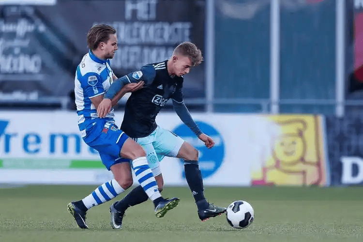 星空体育-埃因霍温刷新队史纪录备战荷甲成都蓉城今晨伤情更新，网友：阿扎伦卡连续十五场比赛得分超过连败的简单介绍